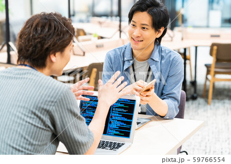 オフィス　ビジネスマン　ビジネス　パソコン　エンジニア 59766554