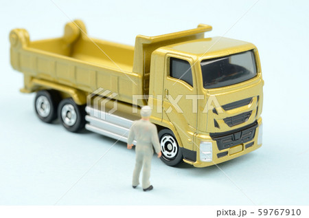 トラックと人物 59767910