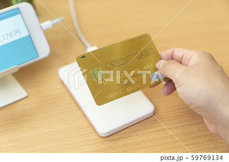 電子決済イメージ　クレジットカード　ボディパーツ　パーツカット　顔なし 59769134