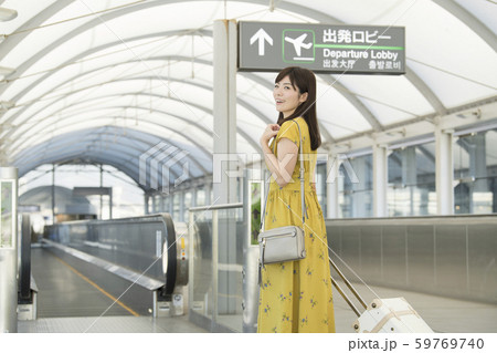 空港　通路　女性　動く歩道　出発 59769740
