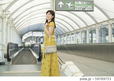 空港　通路　女性　動く歩道　出発 59769753