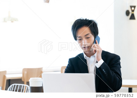 ビジネス 男性 スマホ ビジネス 男性 スマホ 59770352