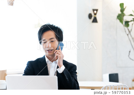 ビジネス　男性　スマホ 59770353