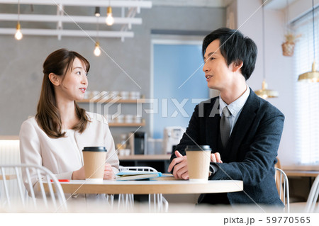 男女　ライフスタイル　カフェ 59770565