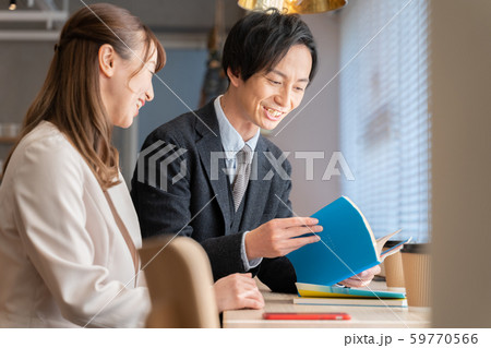 男女　ライフスタイル　カフェ 59770566