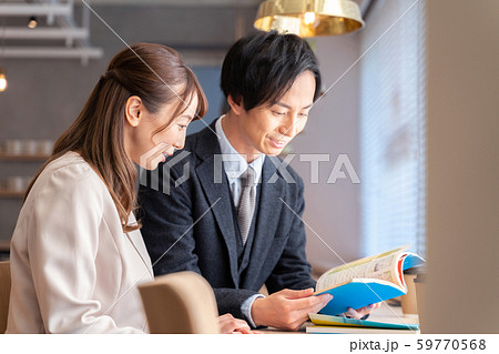 男女　ライフスタイル　カフェ 59770568