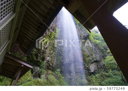 壇鏡神社の壇鏡の滝（雄滝）（島根県隠岐郡） 59773249