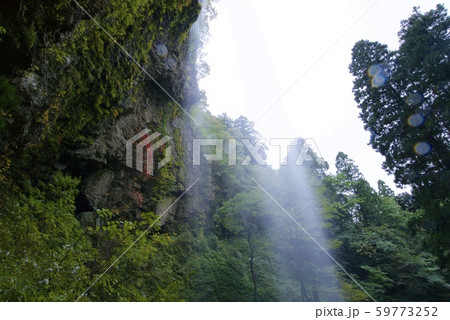 壇鏡神社の壇鏡の滝(雄滝)(島根県隠岐郡) 壇鏡神社の壇鏡の滝(雄滝)(島根県隠岐郡) 59773252