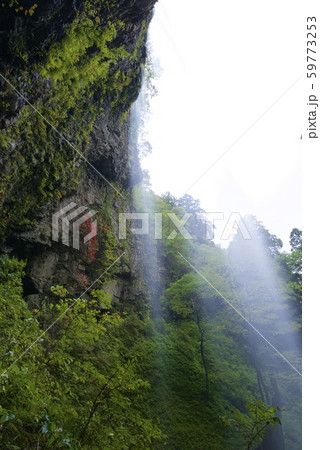 壇鏡神社の壇鏡の滝（雄滝）（島根県隠岐郡） 59773253