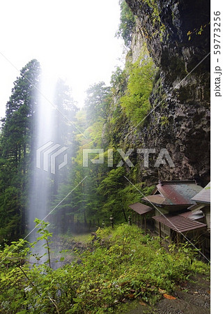 壇鏡神社の壇鏡の滝（雄滝）（島根県隠岐郡） 59773256