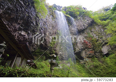 壇鏡神社の壇鏡の滝（雄滝）（島根県隠岐郡） 59773283