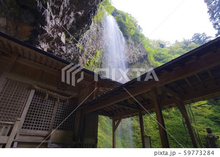 壇鏡神社の壇鏡の滝（雄滝）（島根県隠岐郡） 59773284