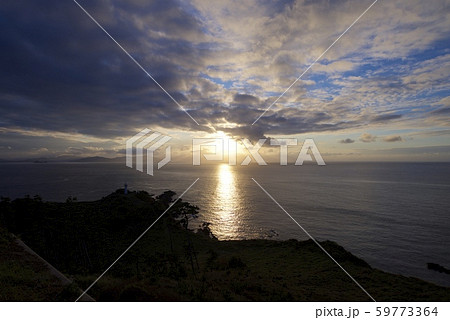 那久岬から眺める夕日(島根県隠岐郡隠岐の島町) 那久岬から眺める夕日(島根県隠岐郡隠岐の島町) 59773364