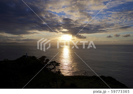 那久岬から眺める夕日(島根県隠岐郡隠岐の島町) 那久岬から眺める夕日(島根県隠岐郡隠岐の島町) 59773365