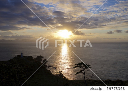 那久岬から眺める夕日(島根県隠岐郡隠岐の島町) 那久岬から眺める夕日(島根県隠岐郡隠岐の島町) 59773368
