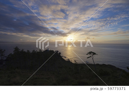 那久岬から眺める夕日(島根県隠岐郡隠岐の島町) 那久岬から眺める夕日(島根県隠岐郡隠岐の島町) 59773371