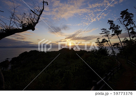 那久岬から眺める夕日(島根県隠岐郡隠岐の島町) 那久岬から眺める夕日(島根県隠岐郡隠岐の島町) 59773376