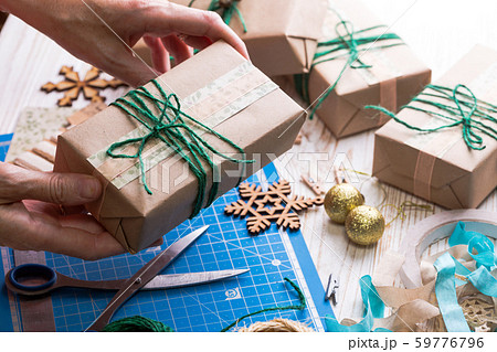 girl packs gift 59776796