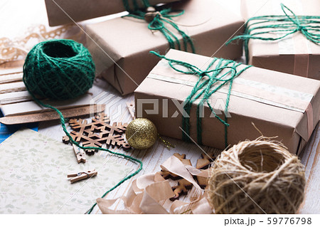 girl packs gift 59776798