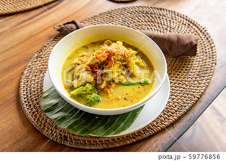 インドネシア　バリ島　レストランのテーブル　カレー味のスープ 59776856