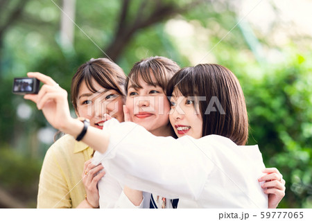 自撮りする女性グループ 自撮りする女性グループ 59777065