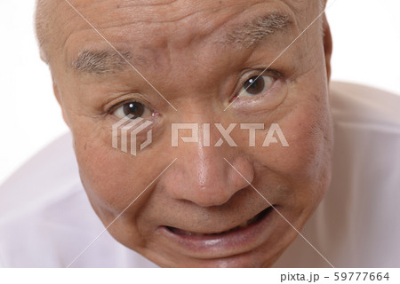 怒り顔の日本人シニア 59777664