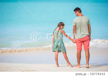 Little girl and happy dad having fun during beach vacation 59779342