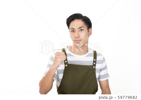 エプロンを着た笑顔の男性 エプロンを着た笑顔の男性 59779682