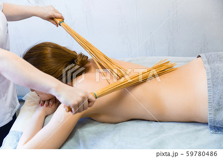 Back massage in the massage room with bamboo 59780486