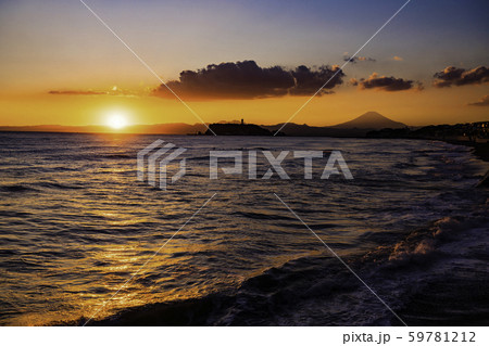 （神奈川県）湘南の海、富士山遠望　夕景 59781212