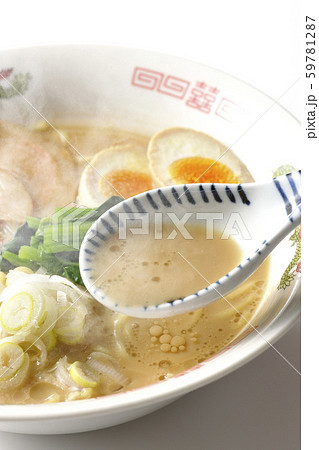 熱々のスープを飲む 59781287