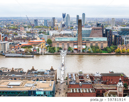ロンドン　ミレニアム・ブリッジとテムズ川沿いの町並み 59781914