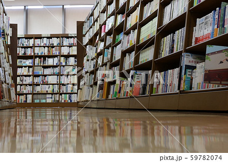 大阪梅田の大手書店 大阪梅田の大手書店 59782074