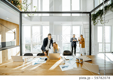 Business people working in the meeting room 59782078