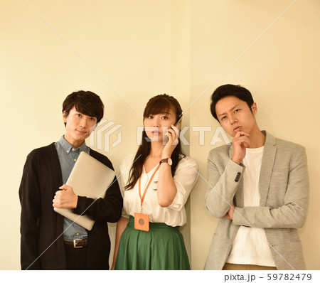 問題について対策を思案する男女 3人 <ビジネスカジュアル/プロジェクトチーム> 問題について対策を思案する男女 3人 <ビジネスカジュアル/プロジェクトチーム> 59782479