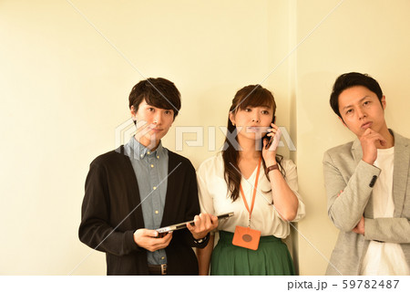 問題を解決しようと思案する男女　３人　<ビジネスカジュアル/プロジェクトチーム> 59782487