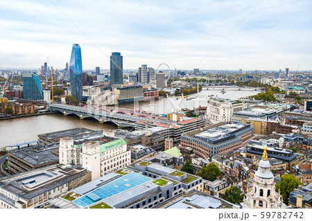 ロンドン テムズ川沿いの町並み ロンドン テムズ川沿いの町並み 59782742