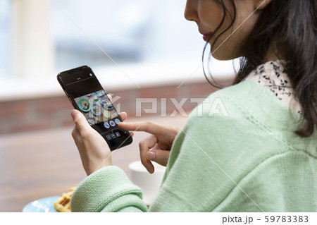 スマートフォン(SNSイメージ）を操作する女性の手元 59783383