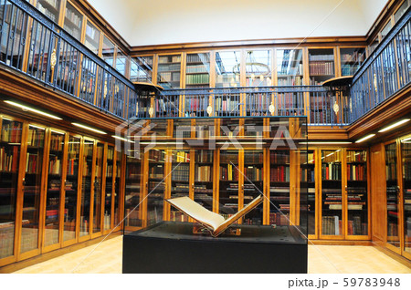 リバプール中央図書館の書架 59783948