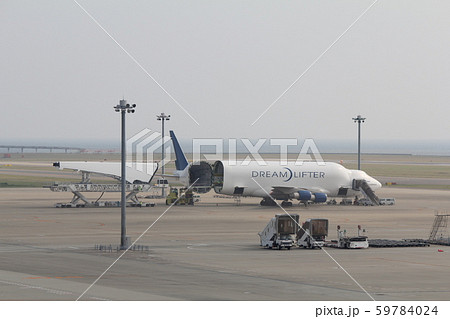 セントレアにドリームリフター　B787の部品が搬入 59784024
