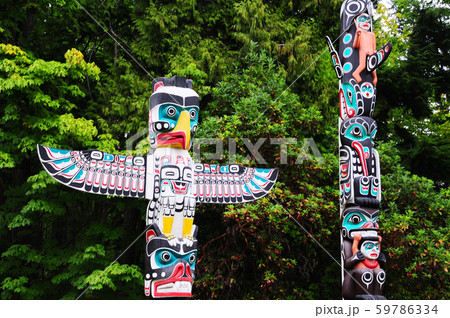 スタンレー・パークのカラフルなトーテムポール 59786334