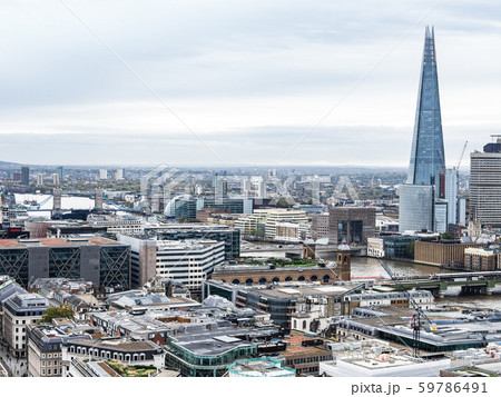 ロンドン　ザ・シャードとテムズ川沿いの町並み 59786491