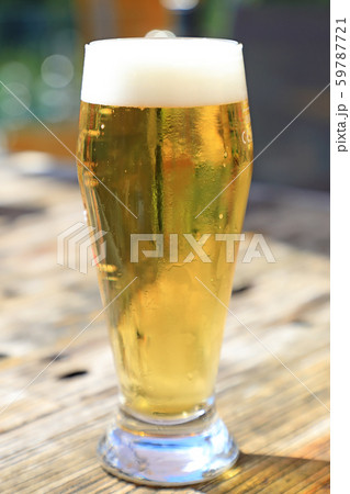 海外で昼間から飲む生ビール 59787721