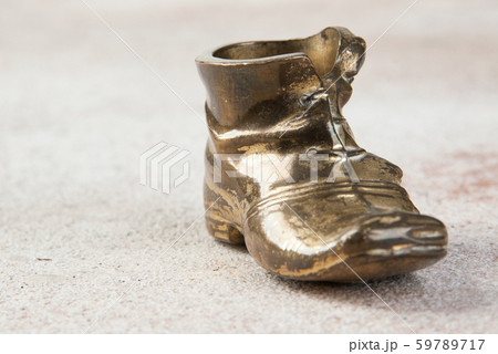 Old brass ashtray in the shape of a shoe Old brass ashtray in the shape of a shoe 59789717