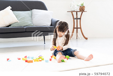 積み木　遊ぶ　女の子 59794072