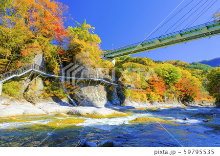 紅葉の諏訪峡と橋１ 59795535