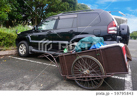 キャンプ場の車とリヤカー キャンプ場の車とリヤカー 59795843