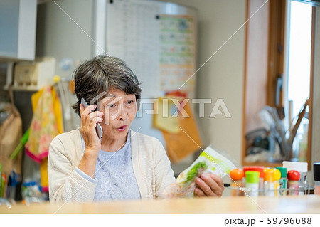 電話中のシニア女性　スマホを持ったシニア女性　シルバー世代　高齢者　女性　ポートレート 59796088