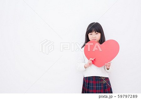 ハートを持つ小学生の女の子 59797289