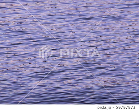 壁紙素材　美しい海の波模様　夕日を浴びて薄紫色　駿河湾 59797973